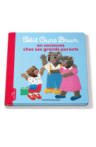 Petit ours brun en vacances chez ses grands-parents