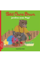 Petit ours brun jardine avec papi