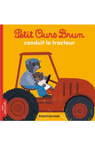 Petit ours brun conduit le tracteur