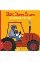 Petit ours brun conduit le tracteur