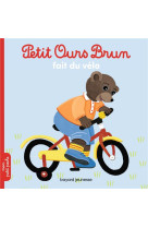 Petit ours brun fait du velo