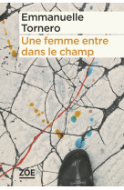 Une femme entre dans le champ